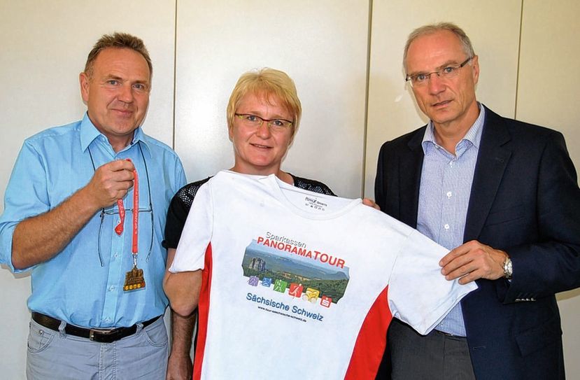 Hans-Joachim Weidner vom Lausitzer Sportevents e.V., Marion Berger, Ortsvorsteherin Hinterhermsdorf und OB Mike Ruckh geben den Startschuss für 2017. Foto: SV