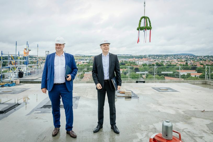 Dresdens OB Dirk Hilbert (li.) und Dr. Frank Brinkmann, Vorstandsvorsitzender der SachsenEnergie AG, auf dem Dach des 51 Meter hohen Turmes. Foto: Killig