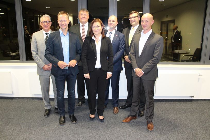 Uwe P. Tietz (Geschäftsführer der Alpine Finanz Bau GmbH), Frank Kerber (Geschäftsführer der Wildauer Wohnungsbaugesellschaft mbH), Chris Halecker (Dezernent für Planung, Bauwesen und Umwelt des Landkreises Dahme-Spreewald), Heidrun Möller (Referatsleiterin Förderbereich Wohnbau der ILB Investitionsbank des Landes Brandenburg), Dr. Heiko Vesper (Geschäftsstellenleiter Königs Wusterhausen der HWK Cottbus), Udo M. Strenge (Vorstand der IMW Interessenvereinigung Mittelständische Wirtschaft e.V.), Gerd Mielke (Geschäftsführer der Quattrohaus GmbH & Co. KG). Foto: Wirtschaftsförderungsgesellschaft Dahme-Spreewald mbH