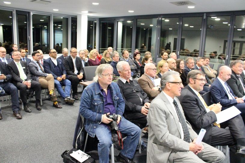Rund 50 interessierte Gäste kamen am 03. November 2016 zum „Forum Mittelstand LDS“ in das Mercedes-Benz AirportCenter in Schönefeld, um mit Fachleuten aus Wirtschaft und Politik unter dem Thema „Zukünftiges Wohnen und Arbeiten - für mehr Beschäftigung im LDS“ zu diskutieren. Foto: Wirtschaftsförderungsgesellschaft Dahme-Spreewald mbH