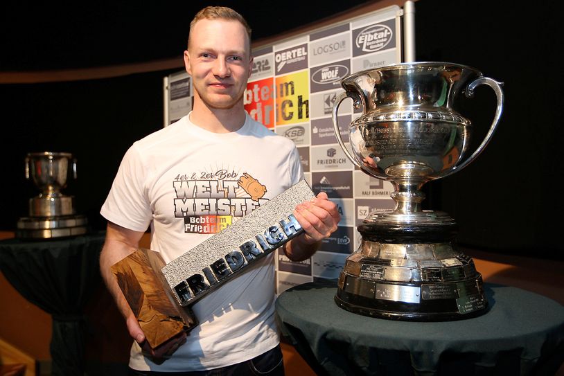 Alle drücken die Daumen, damit Francesco Friedrich wie hier nach der WM auch nach Olympia eine Medaille in den Händen hält. Foto: D. Förster