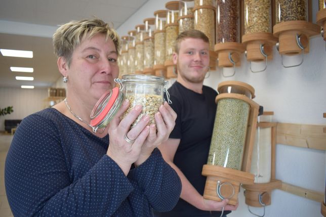 Die Inhaber Antje Dietrich und Julius Wurm zeigen es vor: Ein Einkaufsladen, der auf Plastik verzichtet, ist bisher einzigartig in der Region. Foto: spa