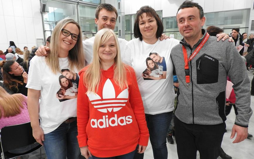 Initiativgruppe "Niko braucht seine Mama": v.l. Stefanie Martin, Tobias Gesellmann, Sandra Schiffner, Jens Hohlfeld, Anne Schälsky (vorn, Mitte)