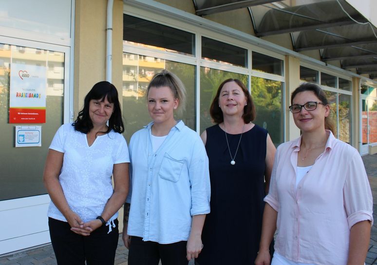 Katrin Hanusch (2.v.r.), Leiterhin Kinder- und Jugendhilfe Weißwasser, mit den Erzieherinnen Doreen Süß, Lisa Wietasch und Melanie Schur (Teamleiterin). Foto: Keil