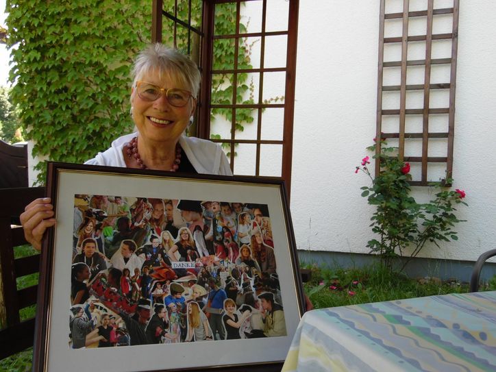 Barbara Hirsch mit einer Collage, die ihr Kinder des Theatervereins geschenkt haben. Foto: Wo