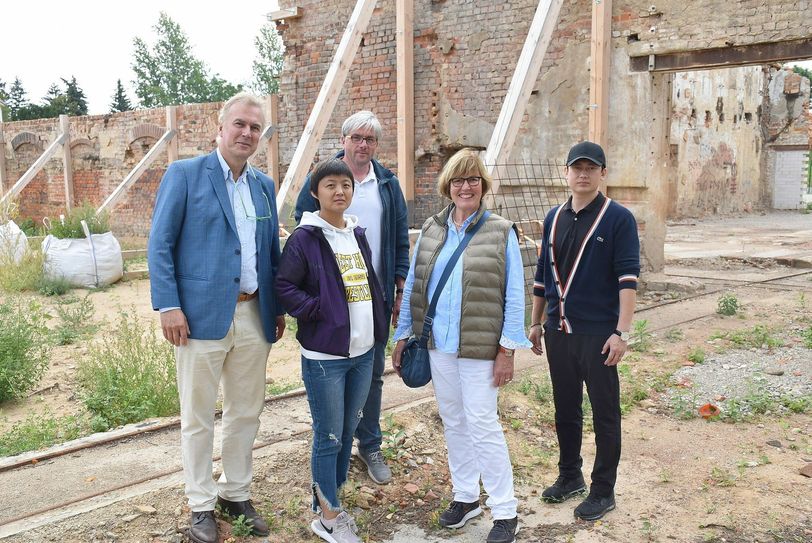 Olaf Fieber, Dipl. Ing. Tankred Lenz und seine Schwester Claudia, beide von der Elzet-Stiftung, die Künstlerin Mingran Li und ihr Mann stehen an der alten Ziegelei mit dem Ofengebäude, um welches herum später die Kunst im Öffentlichen Raum installiert werden soll. Foto: Trache