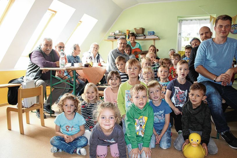 Die Kita-Kinder freut’s. Das Geld wird für die Erneuerung des Spielplatzes verwendet. Foto: T. Keil