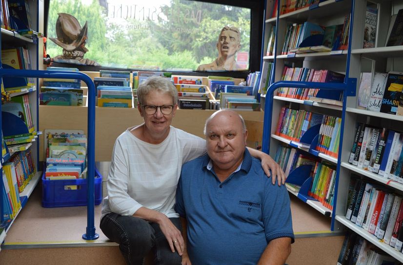 Marion und Reno Ballnat nahmen ein letztes Mal im Bücherbus Platz.