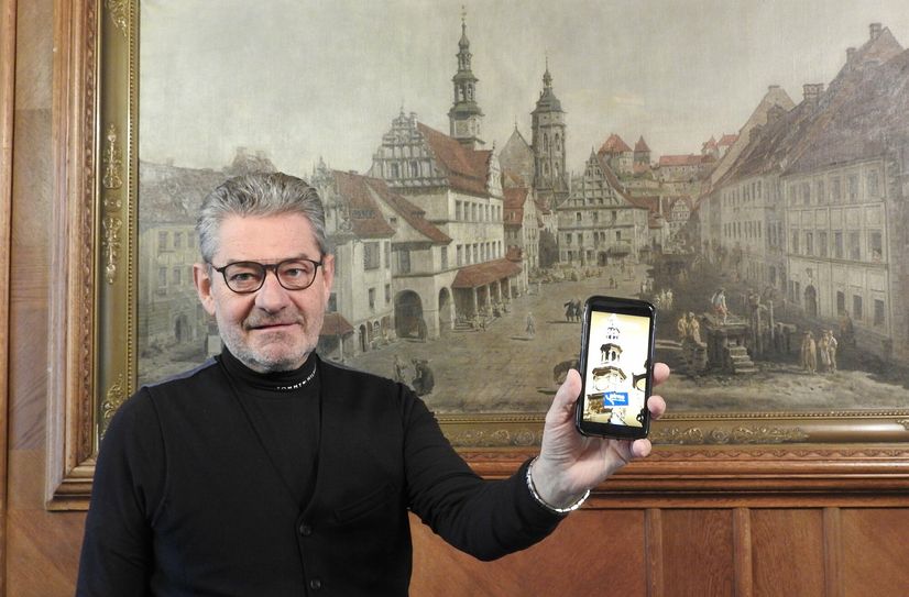 Pirnas Oberbürgermeister Klaus-Peter Hanke präsentiert die neue App »Canalettos Blick«.