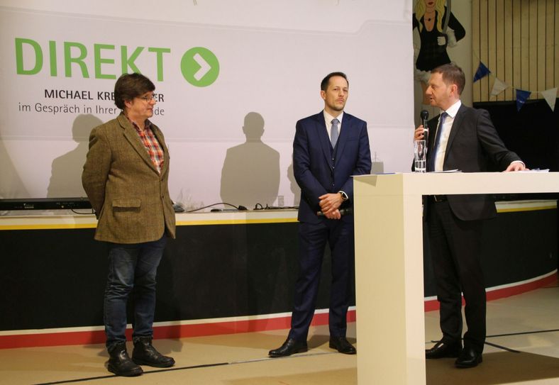 Bürger, Bürgermeister Thomas Kunack und Ministerpräsident Michael Kretschmer (v.l.n.r.). Foto: Rink