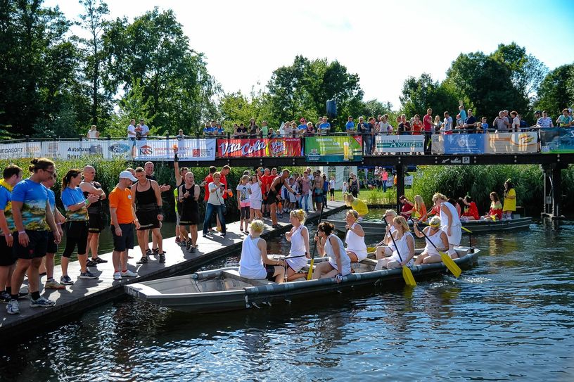 Die beiden Kähne legen nach dem Rennen in der „SpreeLagune“ an. Foto: Jegasoft Media e.K.