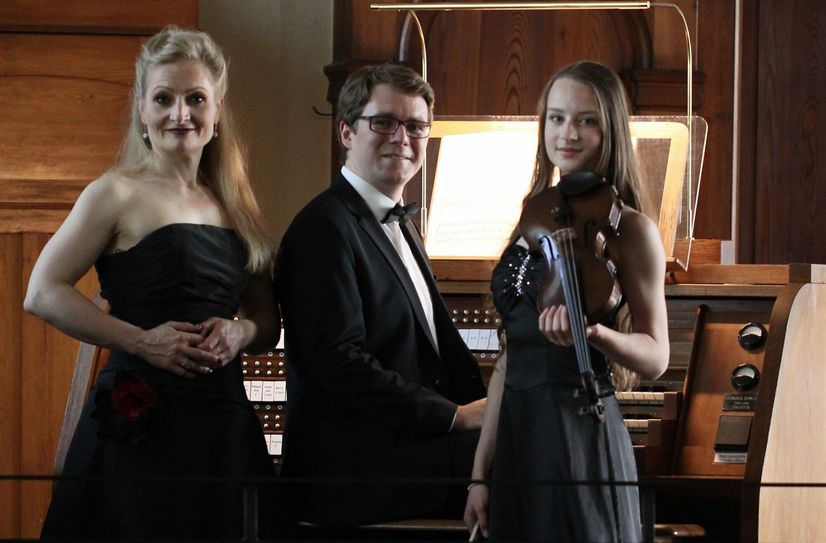 Kerstin Auerbach, Greta Grötzschel und Friedrich Sacher musizieren in Sebnitz.