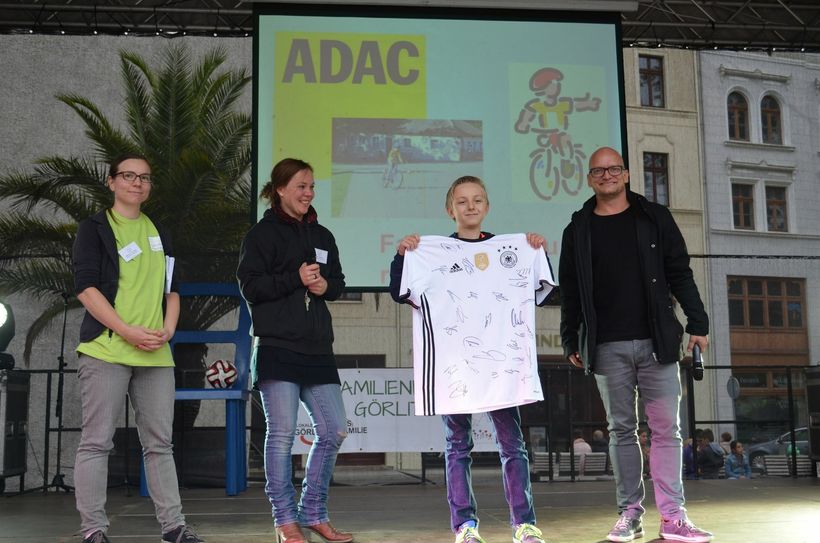 So sieht ein glücklicher Gewinner aus: Daniel Wollenberg konnte sich über ein Trikot mit den Unterschriften der deutschen WM-Mannschaft von 2014 freuen. Foto: Familienbüro Görlitz