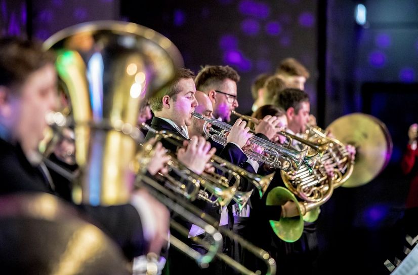 Das Orchester lässt einige der berühmtesten Sportklassiker erklingen.