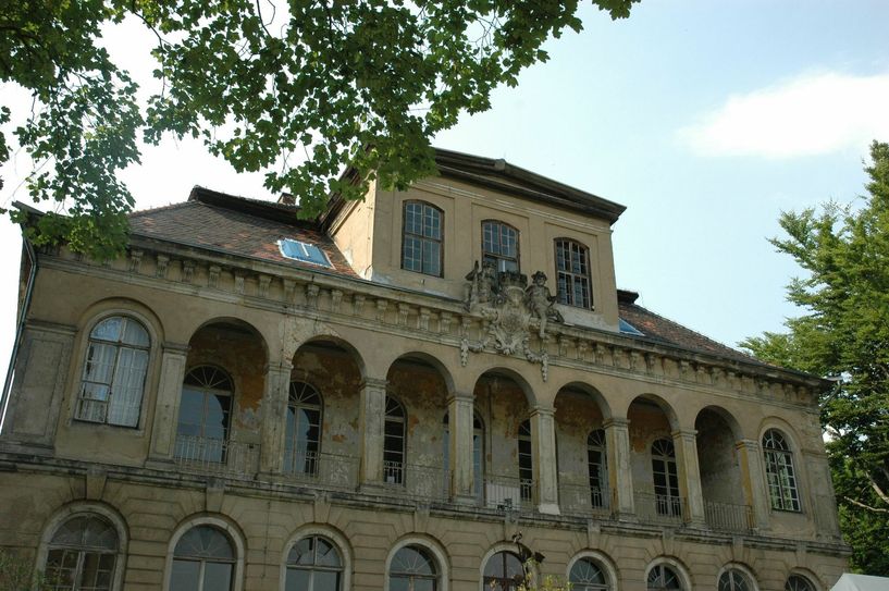 Der Tag des offenen Denkmals 2018 wird im Schloss Übigau mit einer Festveranstaltung (10 bis 11 Uhr) eröffnet.Treppenhaus und Festsaal werden von 10 bis 18 Uhr zugänglich sein. Im Garten wird eine Sommerwirtschaft betrieben (geöffnet auch nach 18 Uhr). Führungen durch das Schloss sind nicht möglich. Foto: Pönisch