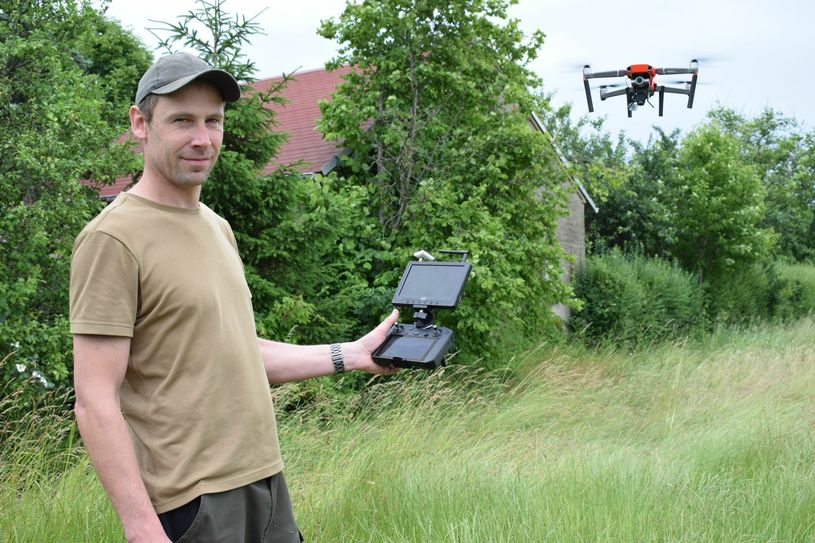 Drohnenpilot Sven Bürger rettet mit seiner Drohne vielen Rehkitzen das Leben. Auf die innovative Technik setzen immer mehr Landwirte aus der Region. Foto: Sandro Paufler