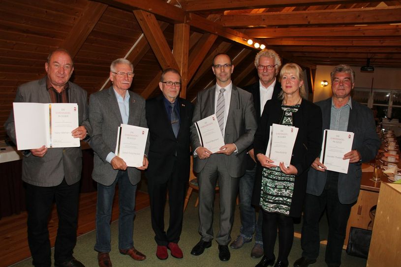 Einige der Geehrten mit dem Vizepräsidenten des Landessportbundes Brandenburg für Breitensport und Sportentwicklung, Karl Heinz Hegenbart (3.vo.re.) und mit dem Vorsitzenden des Kreissportbundes Elbe-Elster, Detlev Leissner (3.vo.li.): Hans-Werner Laske erhielt die Ehrennadel in Silber (li.), Detlef Pritschkoleit erhielt die Ehrennadel in Gold (2.vo.li.), Roland Neumann aus der Landkreisverwaltung erhielt die Ehrenurkunde des Landesportbundes (Mitte), Petra Köckritz erhielt die Ehrennadel in Silber (2.vo.re.) und Gunder Thielemann erhielt die Ehrennadel in Gold. Foto: Stefan Staindl
