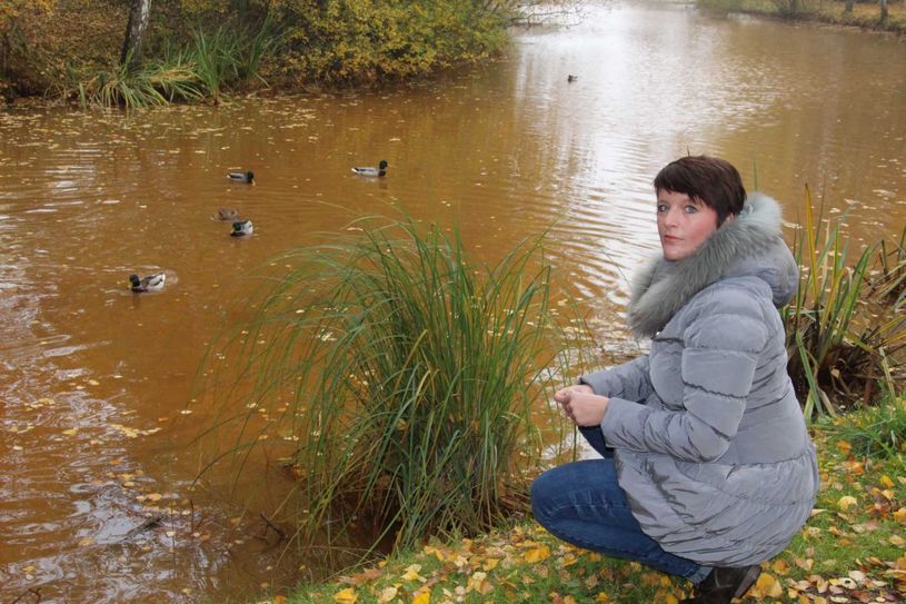 Mit ihrem Sohn Timm geht Steffi Mészarós regelmäßig spazieren. Was die Neu-Schmellwitzerin besonders ärgert, ist der Zustand des Fließes. Foto: jho