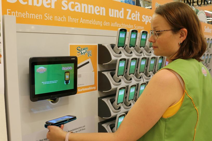 Mit dem neuen "Scan & Go"-System können Kunden im Globus Hoyerswerda ihre Produkte bequem selber einscannen. Fotos: ys