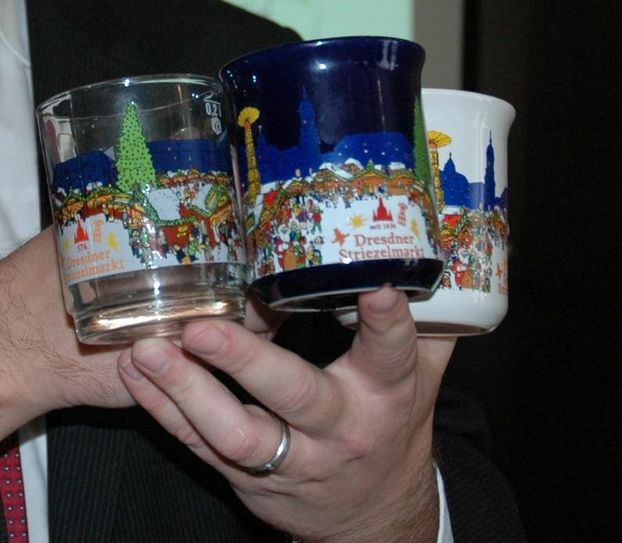 Alte Tassen wie die hier von 2010 sind nicht mehr erlaubt. Restbestände der letzten Variante werden jetzt karitativen Zwecken zugeführt. Foto: Archiv/Pönisch