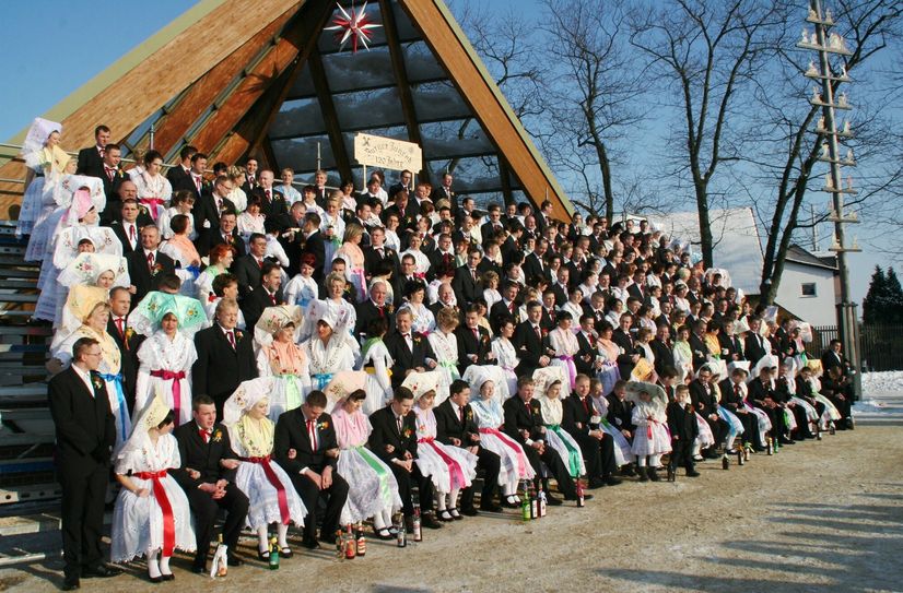 Gruppenfoto von der 120. Jugendfastnacht 2013 vor der Festbühne im Kurort: Ob auch das diesjährige Jubiläum so viele Trachtenpaare, ob jung oder alt, Kind oder Senior, vereint?