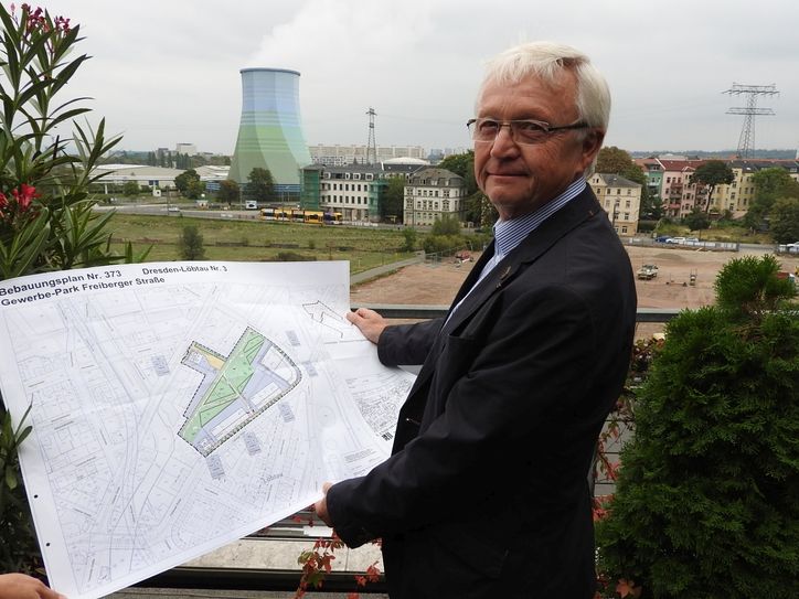 DGH-Geschäftsführer Friedbert Kirstan erläutert den Bauplan. Foto: Pönisch