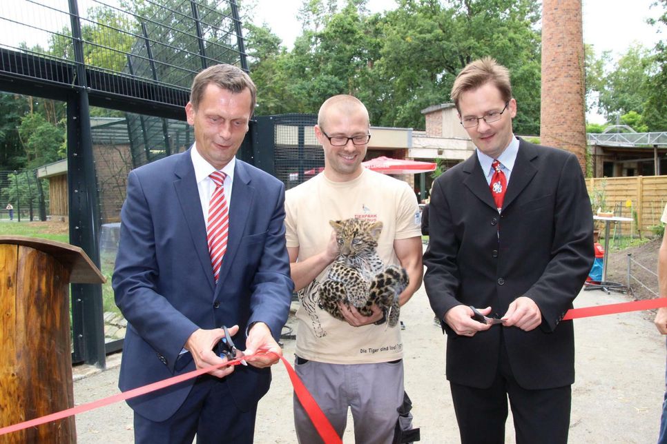OB Holger Kelch (li.) und Tierparkdirektor Dr. Jens Kämmerling öffneten die Anlage am 25. August vor hunderten Schaulustigen. Foto: jho