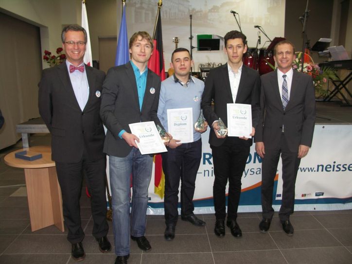 Die Preisträger mit ihren Betreuern (v.l.n.r.):  Prof. Klaus ten Hagen, Stefan Strehler, Maciej Krzan, Alexander Preuß und Prof. Jörg Lässig. Foto: HSZG - Hella Trillenberg