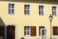 Etwas unscheinbar und versteckt ist das Museum „Alte Lateinschule“ hinter der Marienkirche in Großenhain zu finden. Das Gebäude stammt vermutlich aus dem 14. Jahrhundert und wurde bei zwei Stadtbränden stark zerstört. Dennoch wurde das Haus 1586 und 1744 wieder aufgebaut.  Foto: Farrar