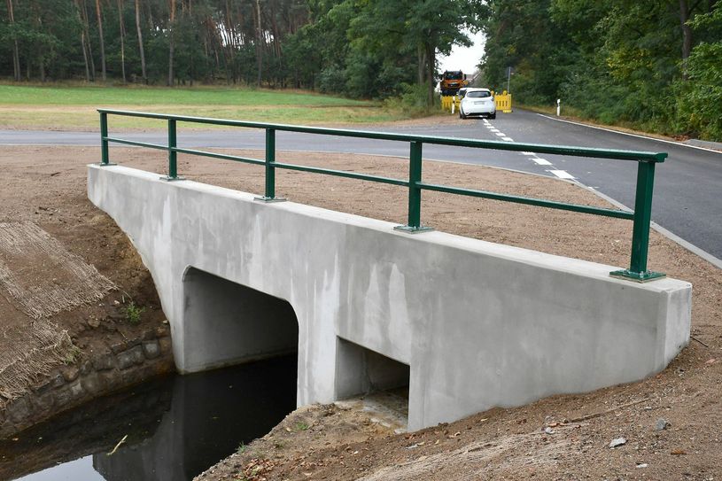 Das neue Brückenbauwerk ist eine Konstruktion aus Stahlbeton-Fertigteilrahmenelementen. Foto:th