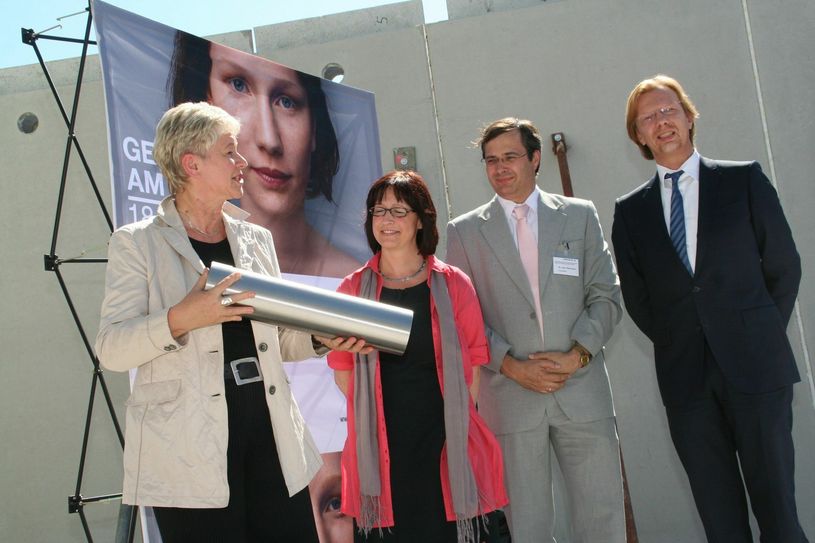 Das Blutspendezentrum des DRK in der Thiemstraße wurde 2012 komplett neu gebaut und eröffnet. Hier die Grundsteinlegung im Sommer 2011. Foto: jho