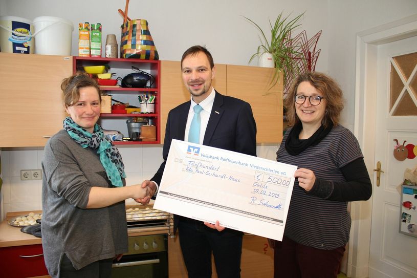 Erzieherin Mareen Püschner, Barmer- Regionalgeschäftsführer Ronny Scharntke und Kitaleiterin Birgit Weiß (rechts) bei der Scheckübergabe. Foto: Keil