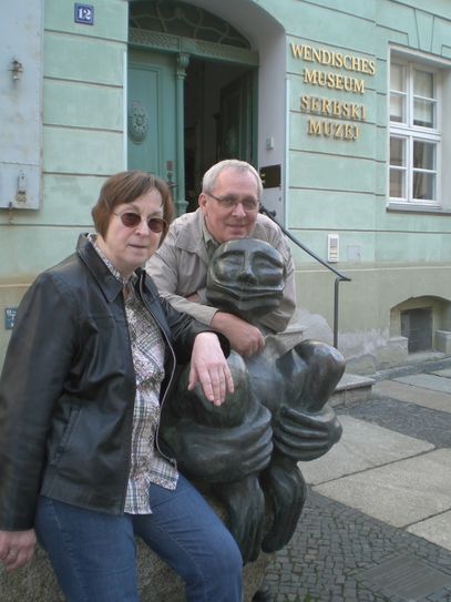 Ein Berliner Ehepaar mit dem bronzenen Wassermann vor dem Wendischen Museum in Cottbus. Foto: Kayser