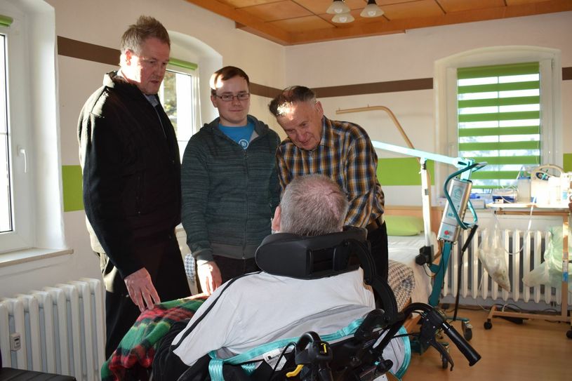 Vater Winfried Knobloch, Sohn Franz Kuschke und DAK-Bezirksleiter Jens-Eric Allinger (v.r.n.l.) hoffen, dass  durch die Spendenaktion ein rollstuhlgeeigneter Lift für Matthias Knobloch im Haus eingebaut werden kann. Dann könnten Pflegekräfte und Angehörige endlich wieder mit ihm das Zimmer und das Haus verlassen und  etwas Zeit im Freien verbringen. (Foto: sab)