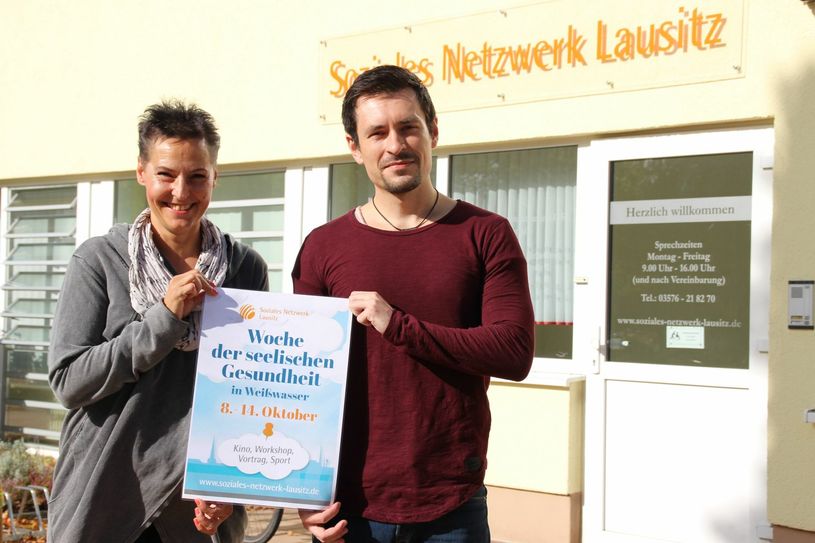 Robert Seidel und Manuela Schwarze mit dem Plakat, das ab kommender Woche im Stadtgebiet auf die Woche der seelischen Gesundheit hinweist. Foto: Keil