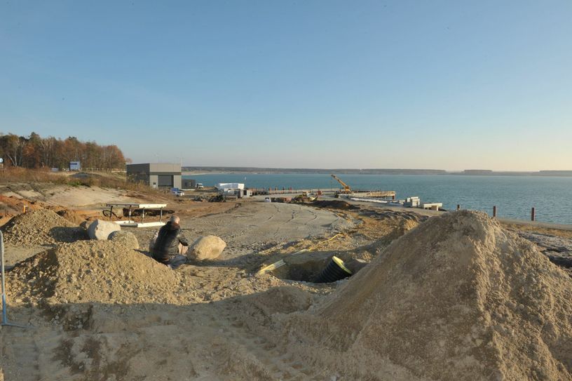 Neben dem Servicestützpunkt der LMBV (linkes Gebäude), wird die Infrastruktur für eine Krananlage seitens der Stadt Senftenberg geschaffen (rechte Seite). Foto: Peter Aswendt