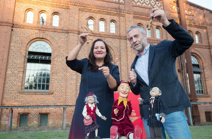 Brandenburgs Kulturministerin Manja Schüle, hier mit Ralf Uschner vom Mitteldeutschen Marionettentheatermuseum Bad Liebenwerda, ist Schirmherrin des Kaspergipfels.