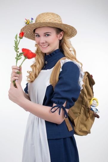 Das Sebnitzer Blumenmädchen Vanessa Blume mit dem Rucksack, dessen Inhalt zum Wandertag versteigert wird. Foto: PR