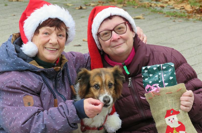 Christine Noack und Christina Müller waren fleißig. Die beiden Tierliebhaberinnen spendeten 40 Geschenke an hilfsbedürftige Tierbesitzer von der Tafel.
