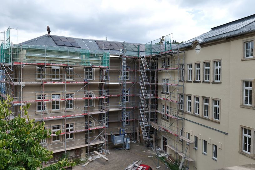 Dach und Fassadenarbeiten sind zum Schuljahresstart abgeschlossen.