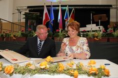 Haben den Städtepartnerschaftsvertrag unterschrieben: Elsterwerdas Bürgermeisterin Anja Heinrich (re.) und Milan Konfrst, Bürgermeister von der tschechischen Gemeinde Hostka. Fotos: sts
