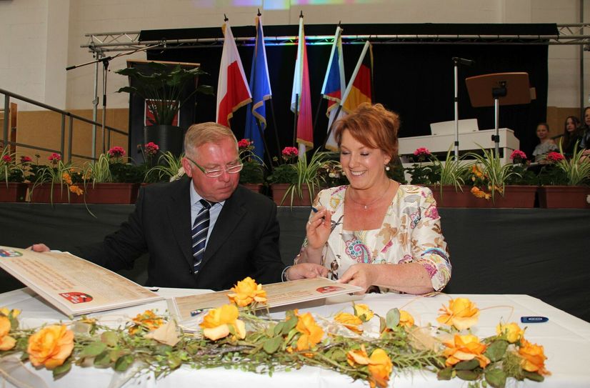 Haben den Städtepartnerschaftsvertrag unterschrieben: Elsterwerdas Bürgermeisterin Anja Heinrich (re.) und Milan Konfrst, Bürgermeister von der tschechischen Gemeinde Hostka. Fotos: sts