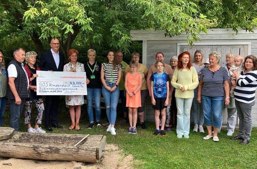 Einen Spendenscheck über 22.000 Euro aus Lottomitteln übergab Ministerpräsident Dr. Dietmar Woidke vergangene Woche in Forst. Hier, im Garten des MGH, soll von dem Geld eine Theaterbühne gebaut werden.