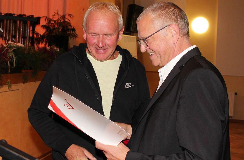 Jürgen Bahro (li.) erhielt durch den LSB-Vorstandvorsitzenden Andreas Gerlach (re.) die Ehrennadel des Landessportbundes Brandenburg (LSB) in Silber.