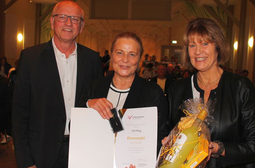 Grit Klug (Mitte) bekam die LSB-Ehrennadel in Gold überreicht.