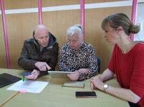 Der Verein »Arnsdorf hilft« bietet seit kurzem Handy- und Tabletsprechstunden für ältere Menschen an. Ein kostenfreies Angebot, das  jüngst auch eine Radeberger Rentnerin nutzte. Die 70-Jährige freute sich über die umfassende Beratung der Medienexperten Thomas Baumgärtel (Steinhaus-Medienzentrum Bautzen) und Nicolle Quaitsch vom Verein »Arnsdorf hilft«.