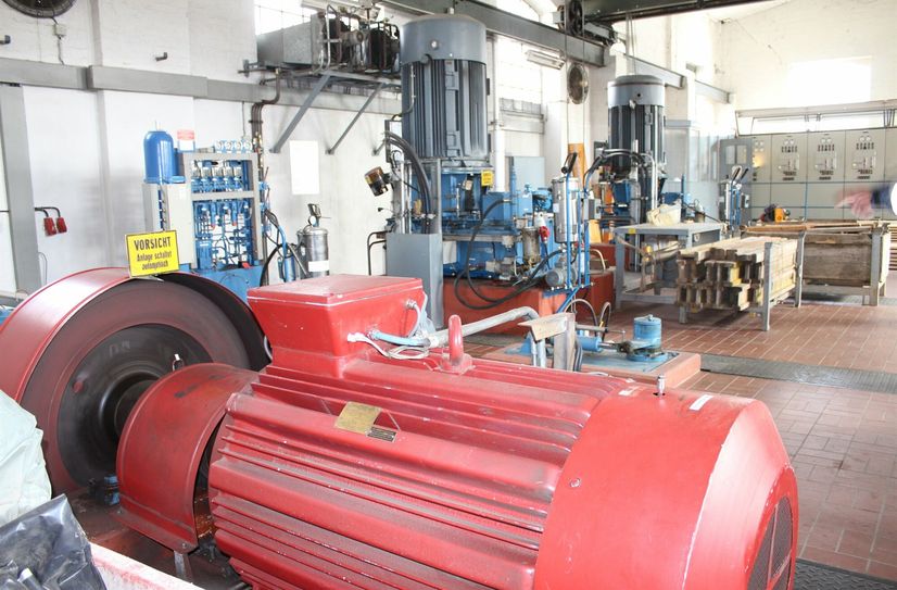 Im Kraftwerk arbeiten drei Turbinen. Eine historische (vorne im Bild, rot) und zwei modernere Turbinen, die in den Neunziger bei der Modernisierung eingebaut wurden.