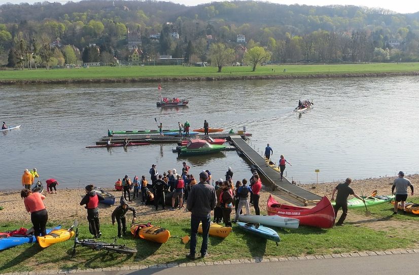 Alles, was die Bootshäuser hergeben, kommt aufs Wasser. Je bunter, desto besser!