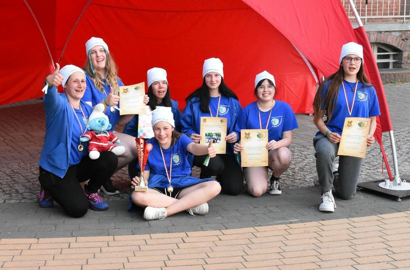 Erfolgreiches Team in der Altersklasse 13-16 Jahre: Gruppenleiterin Franziska Burkow, Charlotte B., Leonie A., davor Julia B., Lena H., Lena M. und Sophie M. (v.l.n.r.)