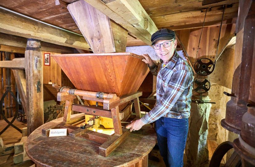 Oliver Berger von der Kretzschmarmühle im Bad Gottleubaer Ortsteil Hellendorf - sie kann zum Mühlentag besichtigt werden.